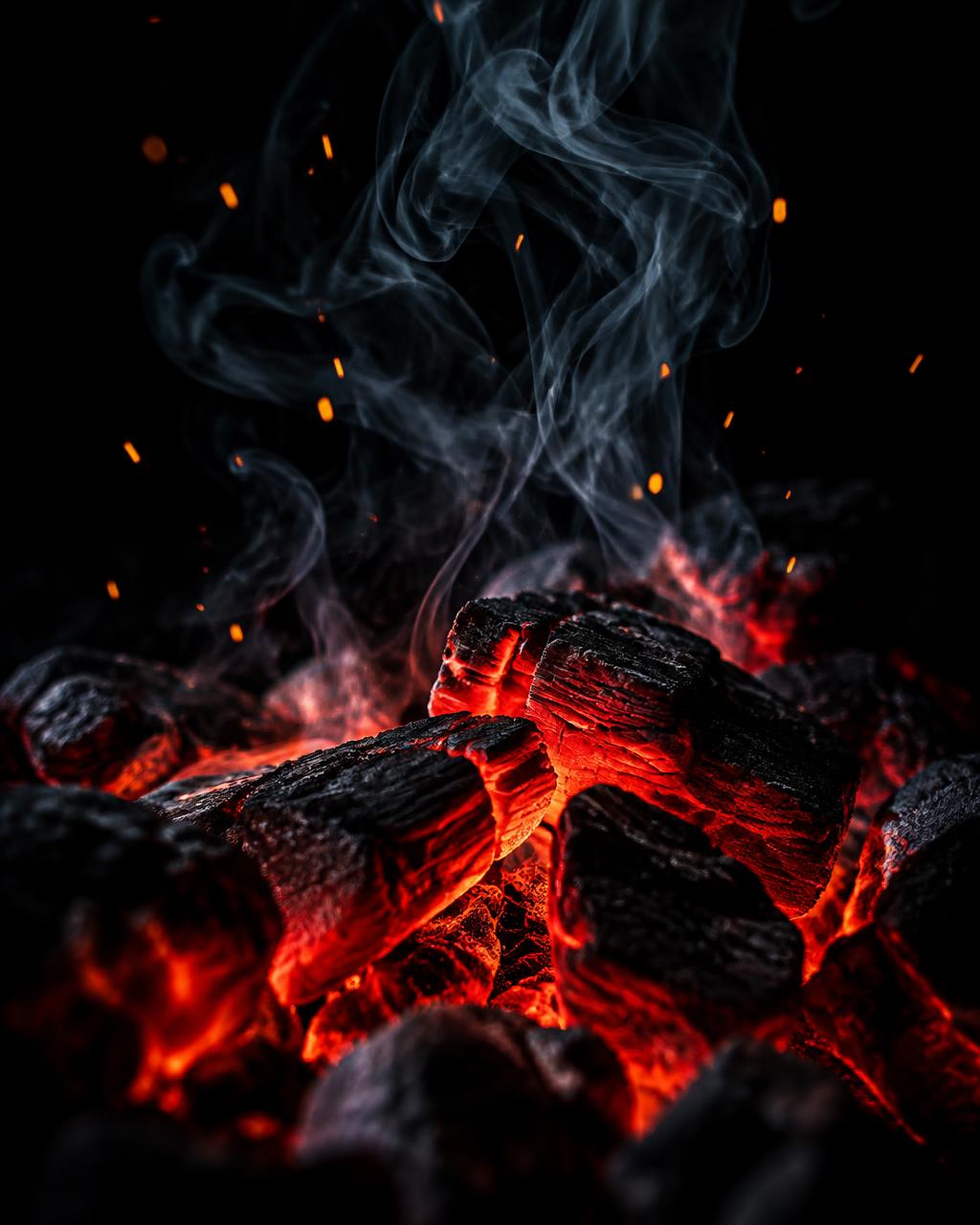 زغال سرخ و دود در تاریکی